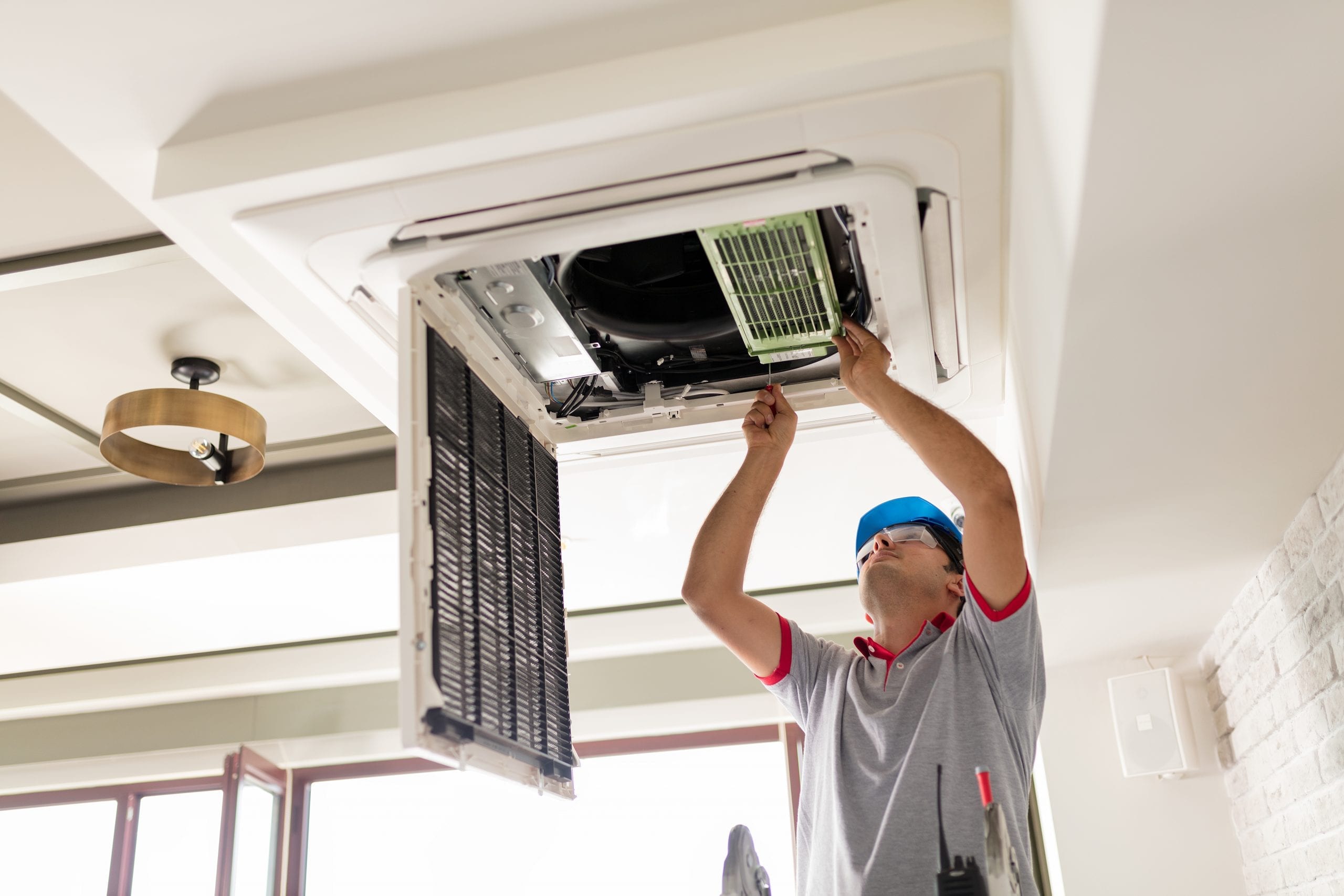 Installateur die airco schoon maakt