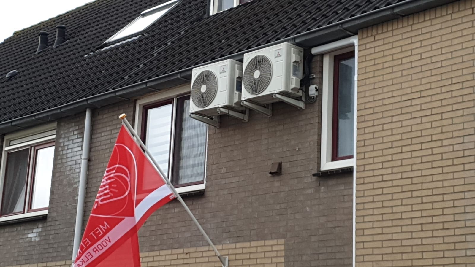 2 airco buitenunits onder dakgoor