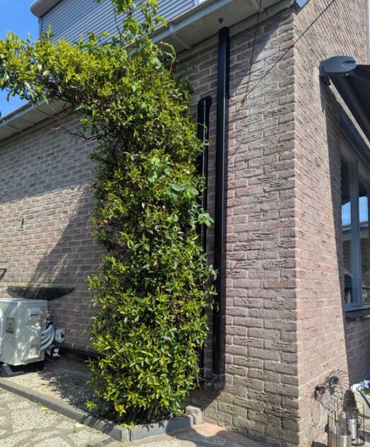 koelleidingen multi-split airco aan buitenmuur.